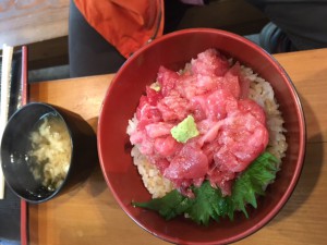 途中塩釜の市場で食べたなかおち丼