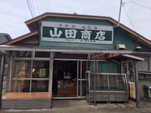  街には懐かしい構のお店もたくさん